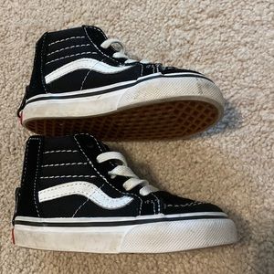 Infant Sk8-Hi Zip Vans Black/White in Size 5.